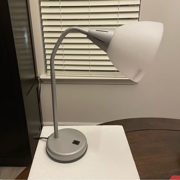 EUC Small Flexible Gooseneck Table Lamp for home or Office on/off switch on base - Picture 3 of 13
